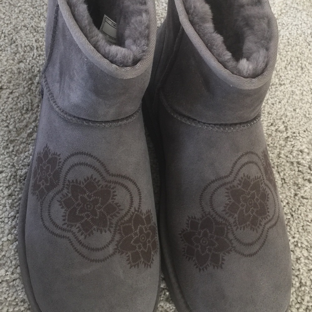 NIB UGG WOMEN'S CLASSIC SHORT GREY BOOTS SZ 10